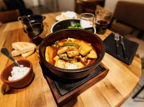 ʯ������϶�����ʰζ����ɫ�����ˣ�